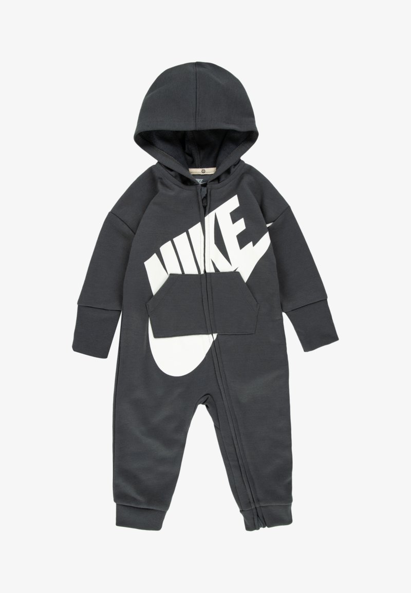 Macacão cinza com capuz, apresentando um grande logotipo branco da Nike, fecho frontal e bolso frontal. Feito de tecido macio com punhos canelados.