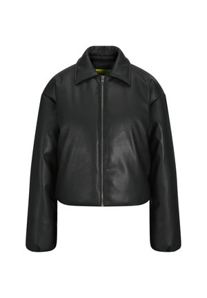 Melnā īsā ādas jakā ar rāvējslēdzēju priekšā, plašu apkakli un nolaižamām plecu daļām. Gluda tekstūra ar klasisku dizainu.