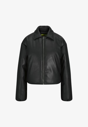 Melnā īsā ādas jakā ar rāvējslēdzēju priekšā, plašu apkakli un nolaižamām plecu daļām. Gluda tekstūra ar klasisku dizainu.