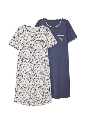 Deux chemises de nuit à manches courtes, une unie bleu marine avec bordure florale et poche, l’autre blanche avec imprimé floral bleu marine et pêche et poche sur la poitrine.