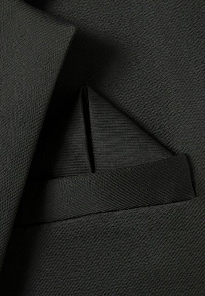 Tejido de chaqueta de traje negro con una textura de costura fina, que presenta un pañuelo de bolsillo en forma de triángulo.