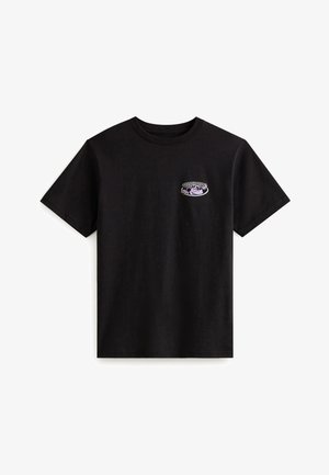 Zwart T-shirt met korte mouwen met een kleine paarse cartoon slang gewikkeld rond een grijs doolhofontwerp op het linkerborstgebied.