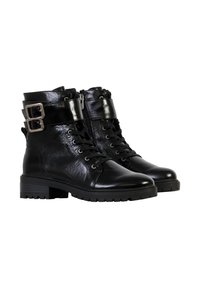 Botas de cuero negras hasta el tobillo con cordones, tacón bloque robusto, correa decorativa con hebilla, acabado brillante y detalle texturizado en los laterales.