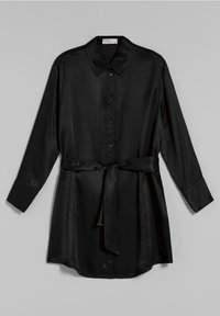 Czarna sukienka koszulowa z atłasu z długimi rękawami, zapinana na guziki z klasycznym kołnierzem i dopasowanym paskiem z tego samego materiału. Gładka faktura i długość do kolan.