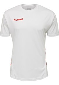 Hvidt atletisk T-shirt lavet af polyester, med rød "hummel" logo på forsiden og røde design accenter på siderne. Korte ærmer.