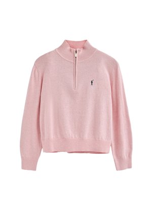 Pull en laine rose clair avec un col zippé mi-hauteur, des poignets et un ourlet côtelés. Présente un petit logo noir sur la poitrine gauche. Texture douce.