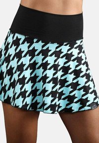 Rok met een zwart en lichtblauw pied-de-poule patroon, voorzien van een zwarte elastische tailleband en een uitlopende pasvorm. De stof is soepel en rekbaar.