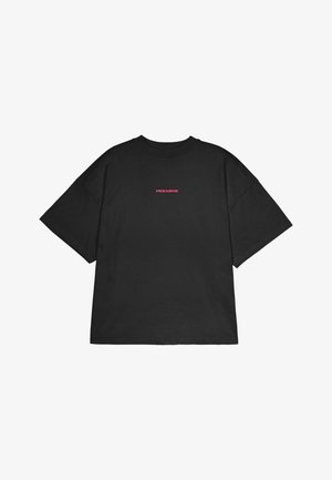 Juodos spalvos per didelis medvilninis marškinėliai, su mažu rožiniu logotipu "PEGADOR" priekyje. Trumpomis rankovėmis ir apvaliu kaklu.