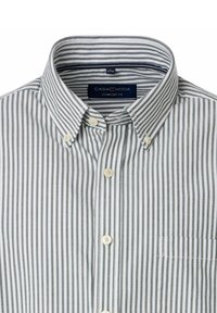 Overhemd met verticale grijs-witte strepen, witte knopen en een borstzak. Label leest 'Casa Moda Comfort Fit.'