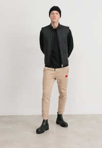HUGO DOAK - Treningo apatinė dalis - medium beige