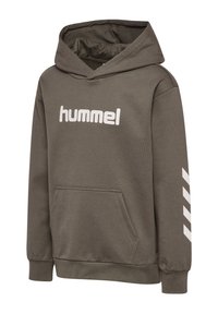 Ciemnozielona bluza z kapturem, wyposażona w kieszeń kangurzą, z białym logo "hummel" i białymi akcentami na rękawach. Miękka, gładka faktura.