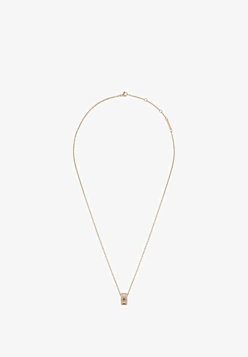 Arany színű nyaklánc vékony lánccal és egy téglalap alakú medállal, amelyen egy sor tiszta kő található. Egyszerű, elegáns dizájn, polírozott felülettel.