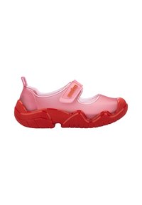 Różowo-czerwone buty sportowe z siateczkową cholewką, okrągłym czubkiem i grubą, teksturowaną podeszwą. Posiadają rzep do zapięcia.