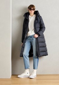 Marc O'Polo LONG COAT FEMININE SHAPE  WITH HOOD - Abrigo de plumas - deep blue sea