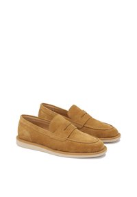 Mocassini in suede color testa di moro con punta arrotondata, design slip-on e dettagli cuciti; presentano una leggera suola in gomma per una buona aderenza.