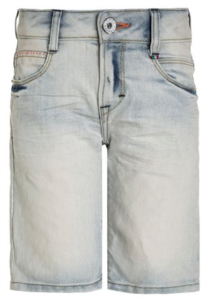 Jasnoniebieskie szorty z denimu z wyblakłym wykończeniem, pięć kieszeni i kontrastowe szwy. Zapięcie na guzik z subtelnym logo na pasku.