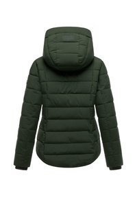 Doudoune vert foncé avec capuche, présentant des sections matelassées horizontales, des poignets côtelés et une étiquette de marque au dos.