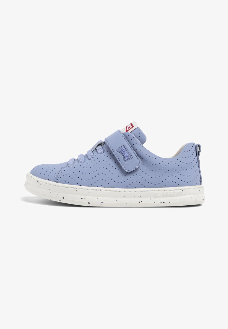 Helle blaue, perforierte Leder-Sneaker mit einer weiß gesprenkelten Sohle, verstellbarem Riemen und Schnürverschluss. Einzigartige Textur mit minimalistischem Design.