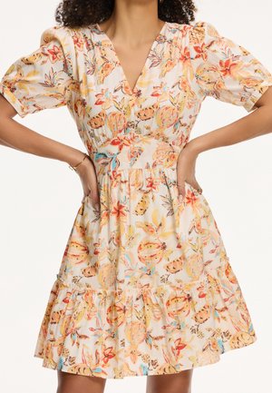 Kjole med blomsterprint i let stof med korte pufærmer, V-halsudskæring, indsnævring i taljen og lagdelt flæsekant i orange, gul og blå nuancer.