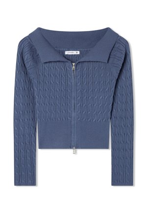 Dzianinowy jasnoniebieski krótki kardigan z warkoczowym wzorem, z prążkowanym kołnierzem i mankietami, z zamkiem błyskawicznym z przodu oraz teksturowanym materiałem.