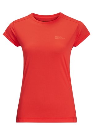 Rød atletisk t-shirt med korte ærmer lavet af åndbart materiale, med rund hals og en lille logo på brystet. Glat tekstur.