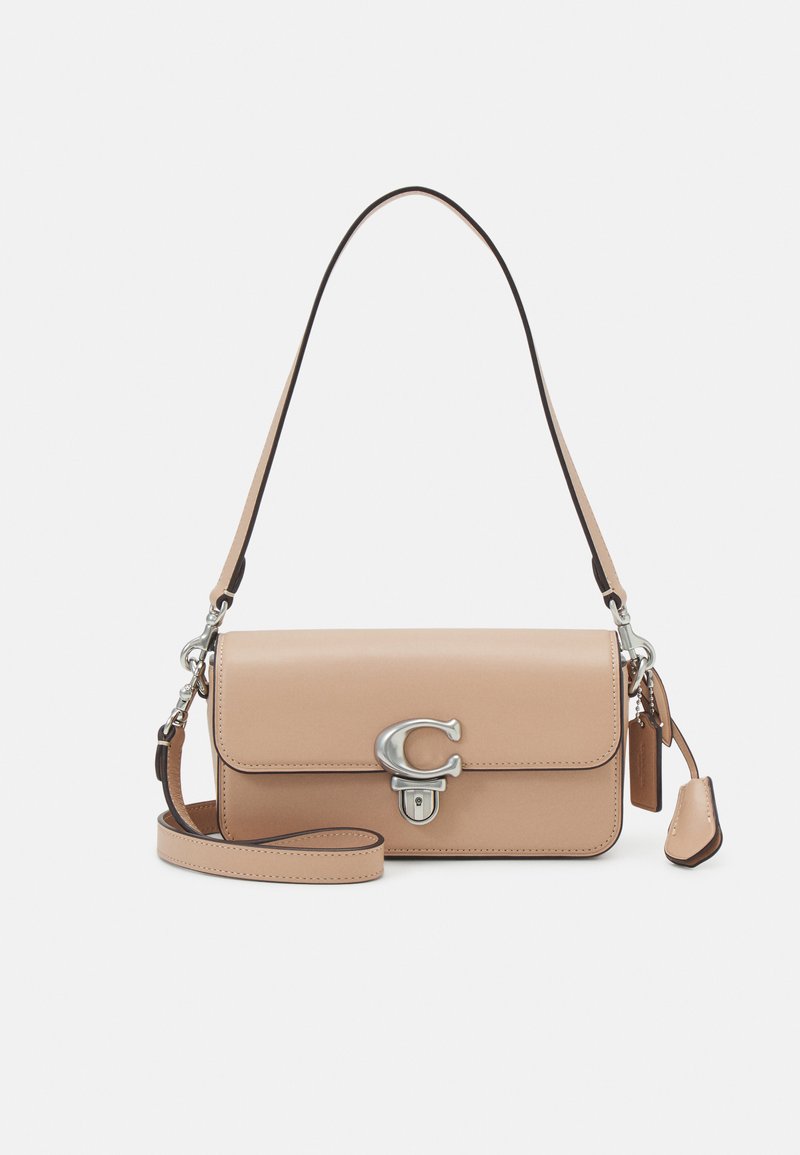 Coach GLOVETANNED STUDIO BAGUETTE BAG - Across body bag - buff 