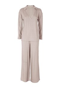 Set di loungewear in rosa chiaro, realizzato a maglia, composto da un top a maniche lunghe con scollo a V e colletto, e pantaloni a gamba larga con texture a cable.