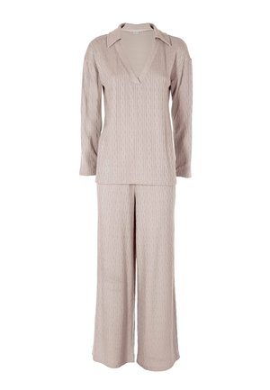 Set di loungewear in rosa chiaro, realizzato a maglia, composto da un top a maniche lunghe con scollo a V e colletto, e pantaloni a gamba larga con texture a cable.