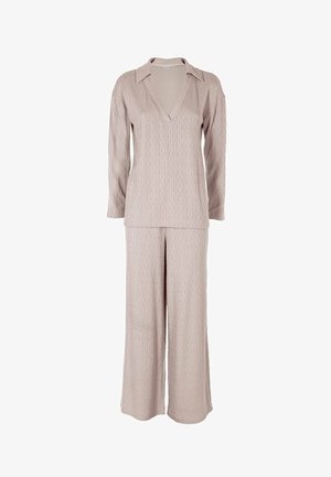 Set di loungewear in rosa chiaro, realizzato a maglia, composto da un top a maniche lunghe con scollo a V e colletto, e pantaloni a gamba larga con texture a cable.