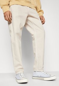Carhartt WIP NEWEL PANT - Traperice opuštenog kroja - tonic stone dyed