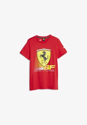T-shirt en coton rouge avec un logo Ferrari jaune représentant un cheval noir et le texte "SF PREMIER PLACE" en jaune vif et blanc. Manches courtes.