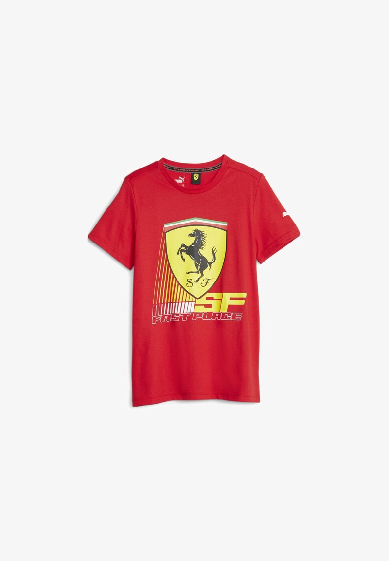 T-shirt en coton rouge avec un logo Ferrari jaune représentant un cheval noir et le texte "SF PREMIER PLACE" en jaune vif et blanc. Manches courtes.