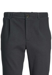 Pantalons gris foncé avec une texture lisse, taille élastique, poches avant et fermeture à bouton à la taille.