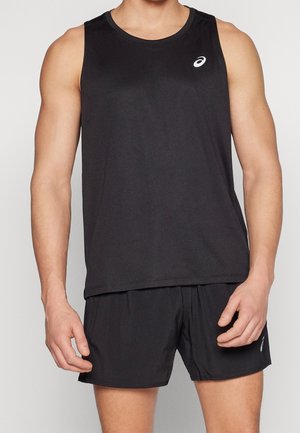 Mannelijk model draagt een zwarte sportsinglet zonder mouwen en zwarte sportkorte broek, beide met het ASICS-logo.