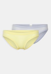 Twee sets vrouwenondergoed: één lichtgeel en één zacht paars, met een glad, rekbaar materiaal en een minimalistisch ontwerp.