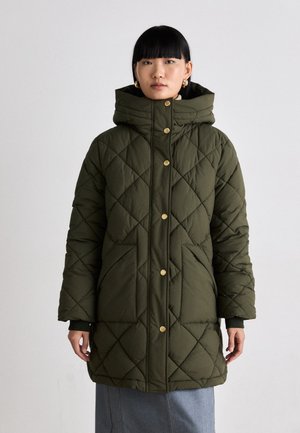 Giacca puffer trapuntata di colore verde scuro con cappuccio, dotata di chiusura a bottoni frontale, cuciture in diagonale e leggero effetto lucido.