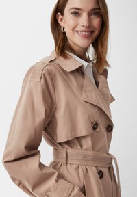 comma casual identity Trenchcoat - sandstein