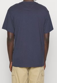 Tommy Jeans Triko s potiskem - dark blue