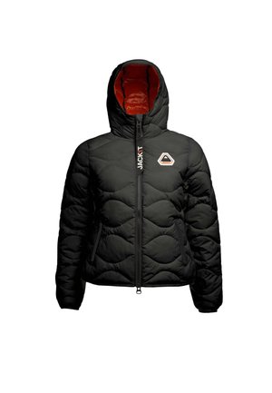Sort polstret jakke med hætte, med en quilted design, orange foring, to sidelommer og et logo på brystet. Lynlåslukning.
