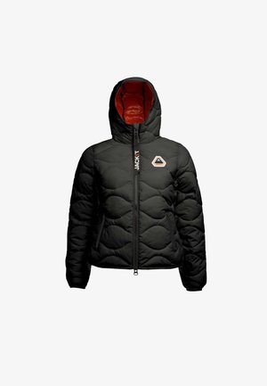 Černá vyp padded bunda s kapucí, s prošívaným designem, oranžovým podšíváním, dvěma bočními kapsami a logem na hrudi. Zapínání na zip.