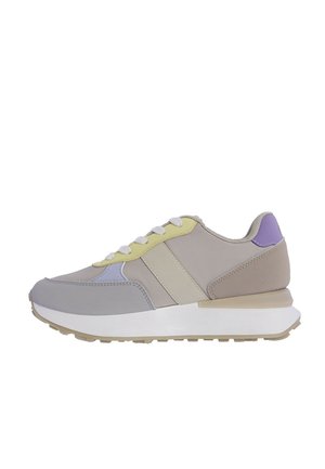 Zapatillas con una combinación de colores gris claro, beige y lavanda, con parte superior de malla y cuero, y suela de goma blanca.