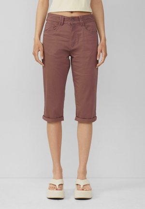 Pantalons bordeaux coupés avec des revers, fabriqués en tissu lisse, avec des poches avant et une fermeture à bouton. Assortis avec des sandales à plateforme.