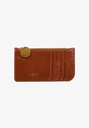 Portefeuille en cuir marron avec accent doré et fermeture éclair, offrant plusieurs emplacements pour cartes et un logo embossé. Texture lisse avec un design élégant.