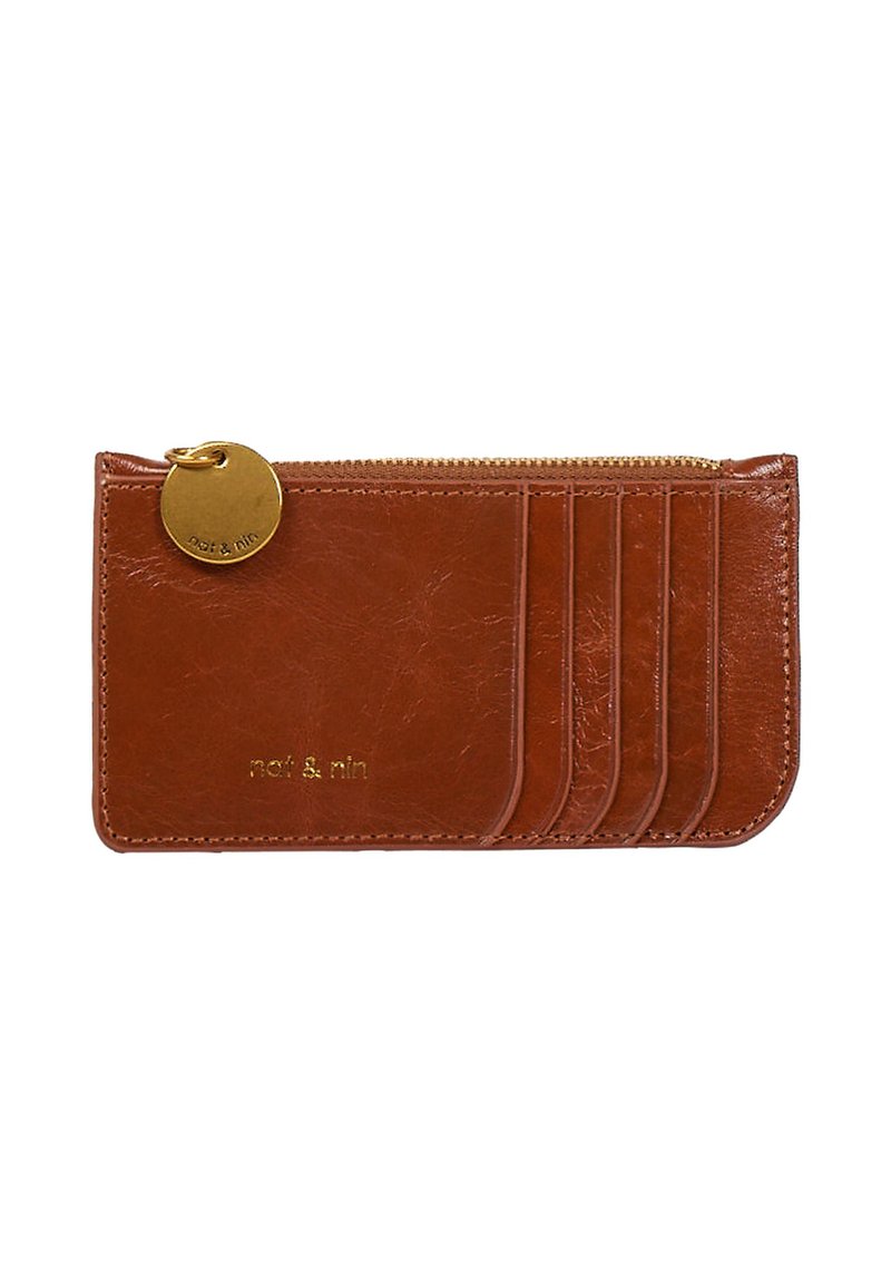 Portefeuille en cuir marron avec accent doré et fermeture éclair, offrant plusieurs emplacements pour cartes et un logo embossé. Texture lisse avec un design élégant.