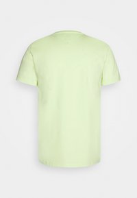 Světle zelené tričko s krátkým rukávem vyrobené z bavlny. Má klasický kulatý výstřih a rovný lem, bez viditelných vzorů nebo akcentů.