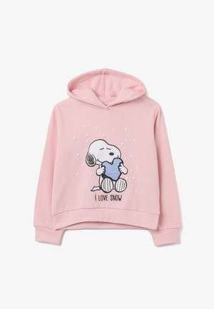 Sudadera rosa hecha de un tejido suave, que presenta una ilustración de un perro sosteniendo un corazón azul, con puntos blancos y el texto "ME ENCANTA LA NIEVE" debajo.