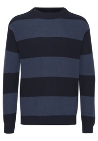 Pulover rayat în nuanțe de bleumarin și albastru, cu textură canelată, guler rotund și mâneci lungi. Prezintă dungi horizontale de lățimi variate.