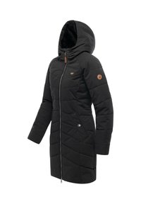 Czarna ocieplana kurtka z kapturem, z zamkiem błyskawicznym, w diagonalny wzór pikowania, z bocznymi kieszeniami. Z akcentem w postaci logo na rękawie.