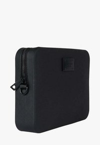 Custodia rigida rettangolare nera con superficie strutturata, chiusura a zip e una piccola targhetta con logo in rilievo sulla parte anteriore.