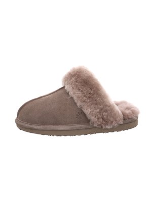 Braune Wildlederschlappe mit einem flauschigen beigen Fellkragen, abgerundeter Zehenform und strukturiertem Gummisohle für guten Halt. Schlichtes Design ohne Verzierungen.